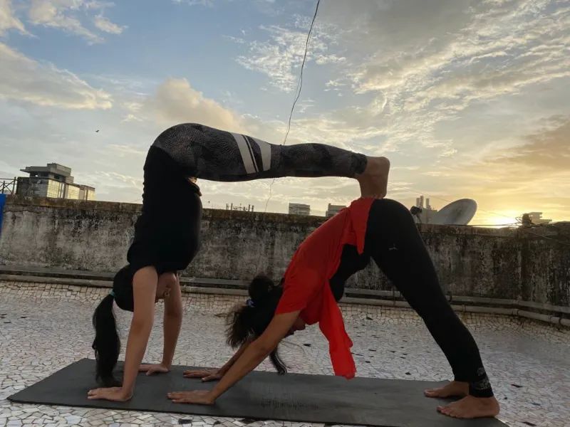 Partner downward dog
